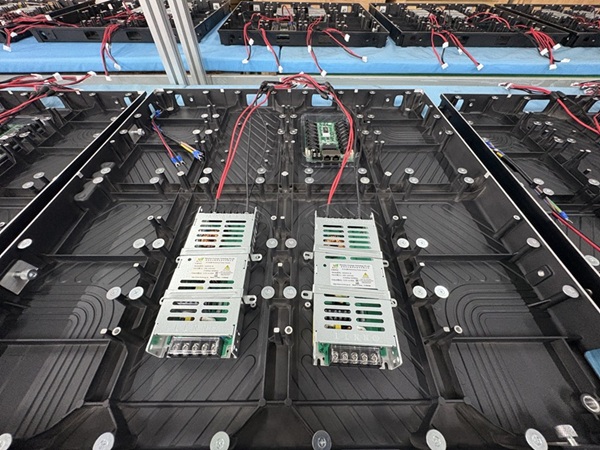 華邦瀛室內(nèi)P2壓鑄鋁箱體LED顯示屏 (3).jpg